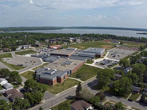 detroit lakes schools roads