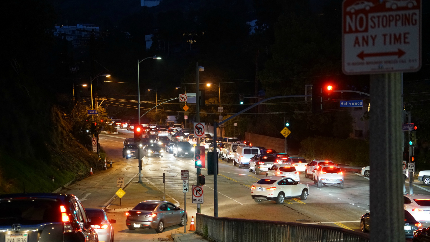 narrow canyon road traffic